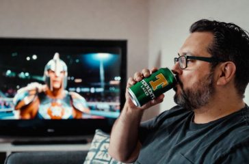 MAN-WATCHING-GLADIATORS