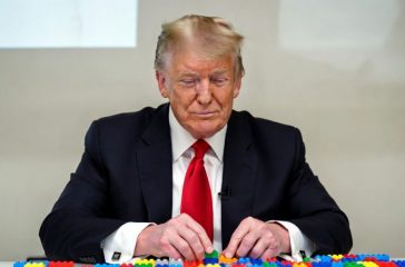 TRUMP-PLAYING-WITH-LEGO