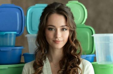 WOMAN-ADDICTED-TO-TUPPERWARE